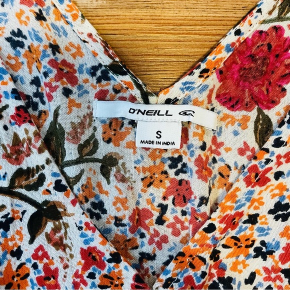 O’NEIL Womens Cropped Floral Peplum Style Tank with Hook Front V Neck - Picture 3 of 4